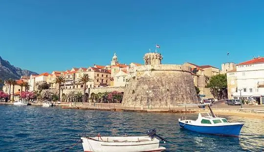 Küche; küchengeräte, holzboden, tageslicht, moderner stil