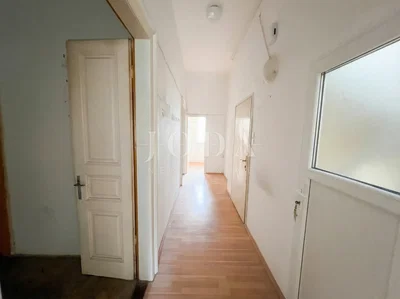 مطبخ; أجهزة المطبخ, أرضية خشبية, ضوء طبيعي, أسلوب عصري