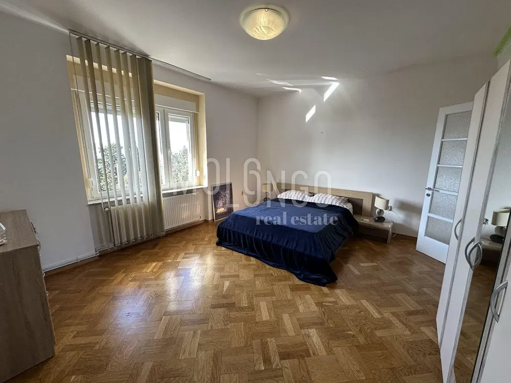 Küche; küchengeräte, holzboden, tageslicht, moderner stil