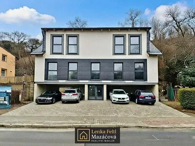 Obývací pokoj; dřevěná podlaha, přirozené světlo, moderní styl