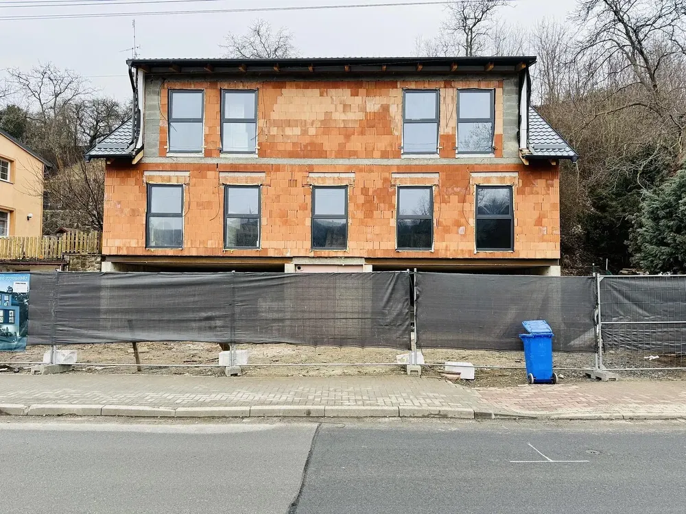 Obývací pokoj; přirozené světlo, dřevěná podlaha, moderní styl