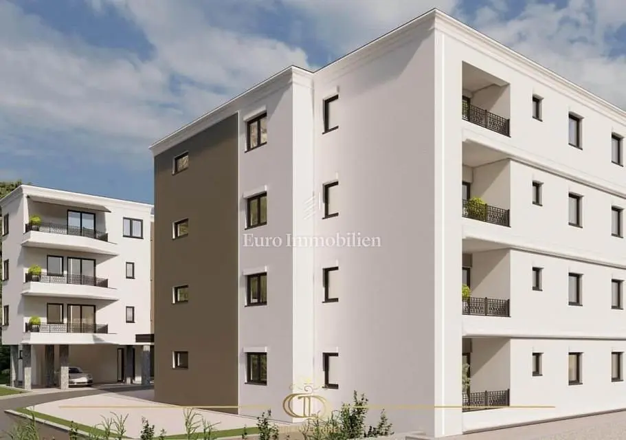 Obývací pokoj; dřevěná podlaha, přirozené světlo, moderní styl