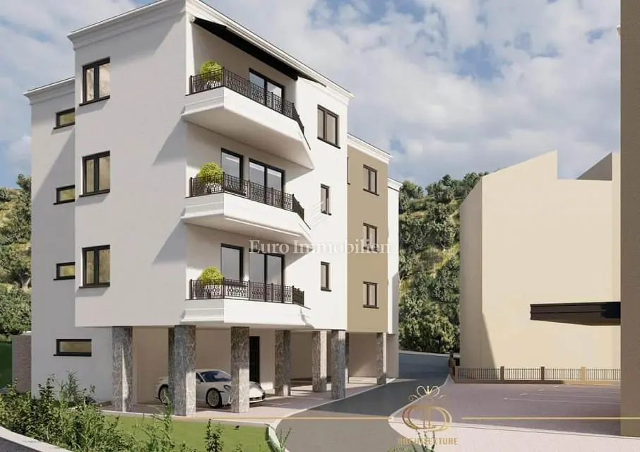 Kuchyně; kuchyňské spotřebiče, dřevěná podlaha, přirozené světlo, moderní styl