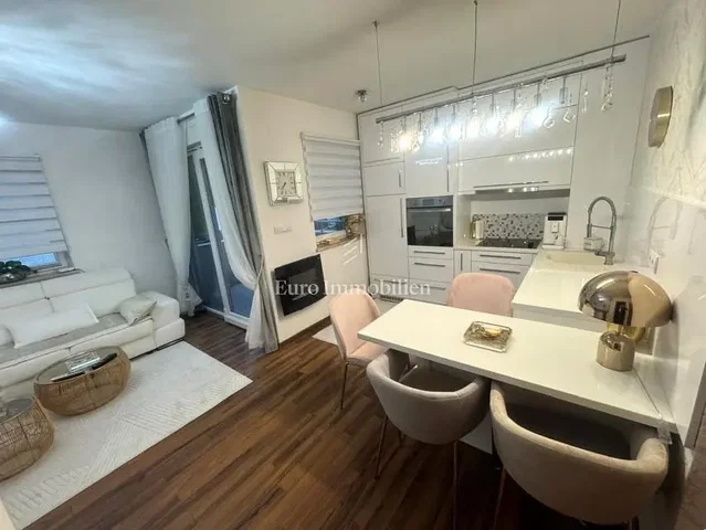 Кухиња; кухињски апарати, дрвени под, природно светло, модерни стил