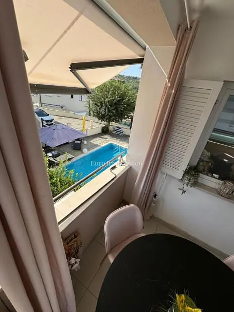 Keuken; keukenapparatuur, houten vloer, natuurlijk licht, moderne stijl