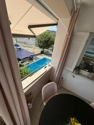 Keuken; keukenapparatuur, houten vloer, natuurlijk licht, moderne stijl