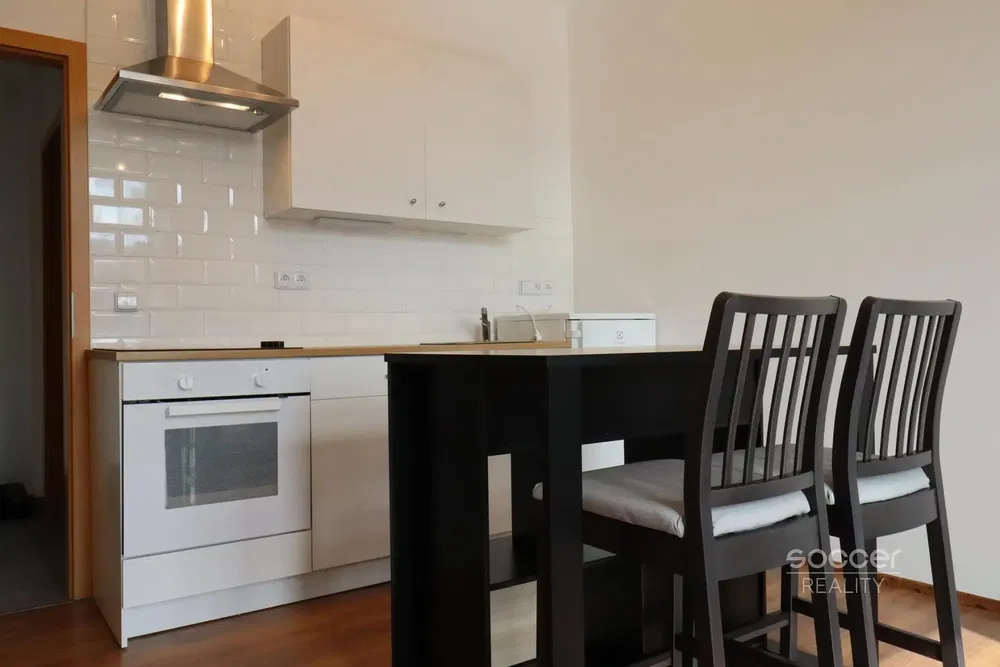 Küche; küchengeräte, holzboden, tageslicht, moderner stil