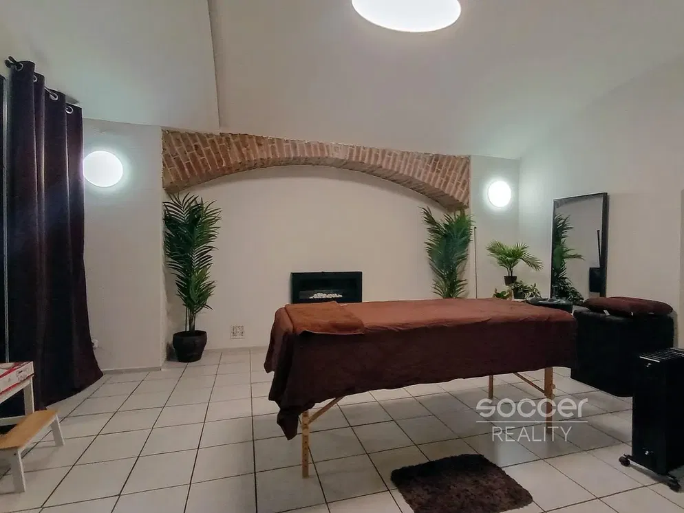 Living room; wood floor, natural light, modern style