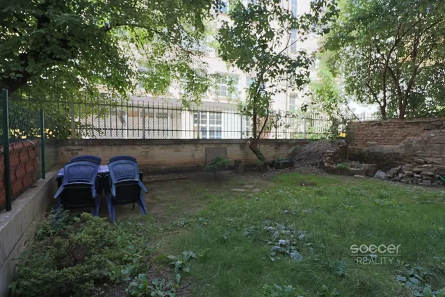Living room; wood floor, natural light, modern style