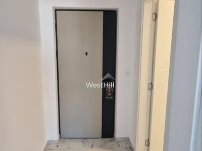 Keuken; keukenapparatuur, houten vloer, natuurlijk licht, moderne stijl