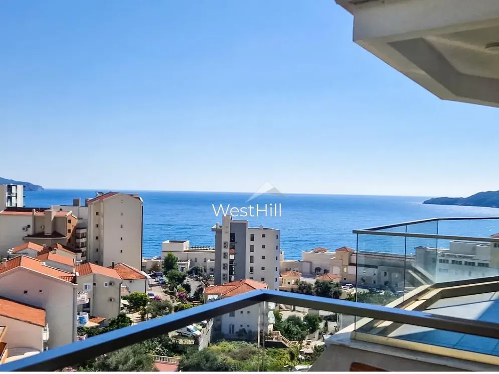 Keuken; keukenapparatuur, houten vloer, natuurlijk licht, moderne stijl