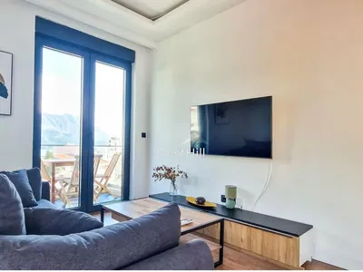 Keuken; keukenapparatuur, houten vloer, natuurlijk licht, moderne stijl