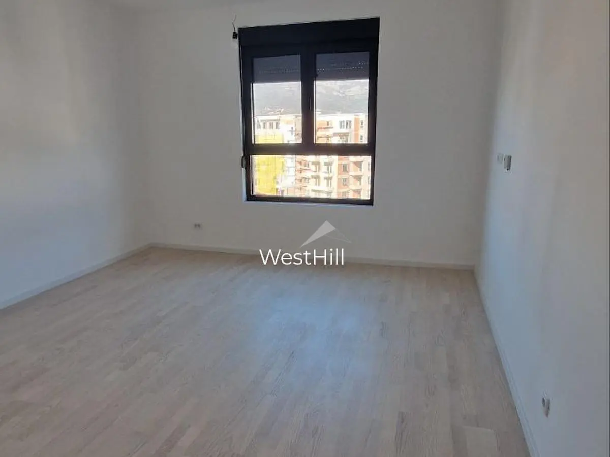 Keuken; keukenapparatuur, houten vloer, natuurlijk licht, moderne stijl