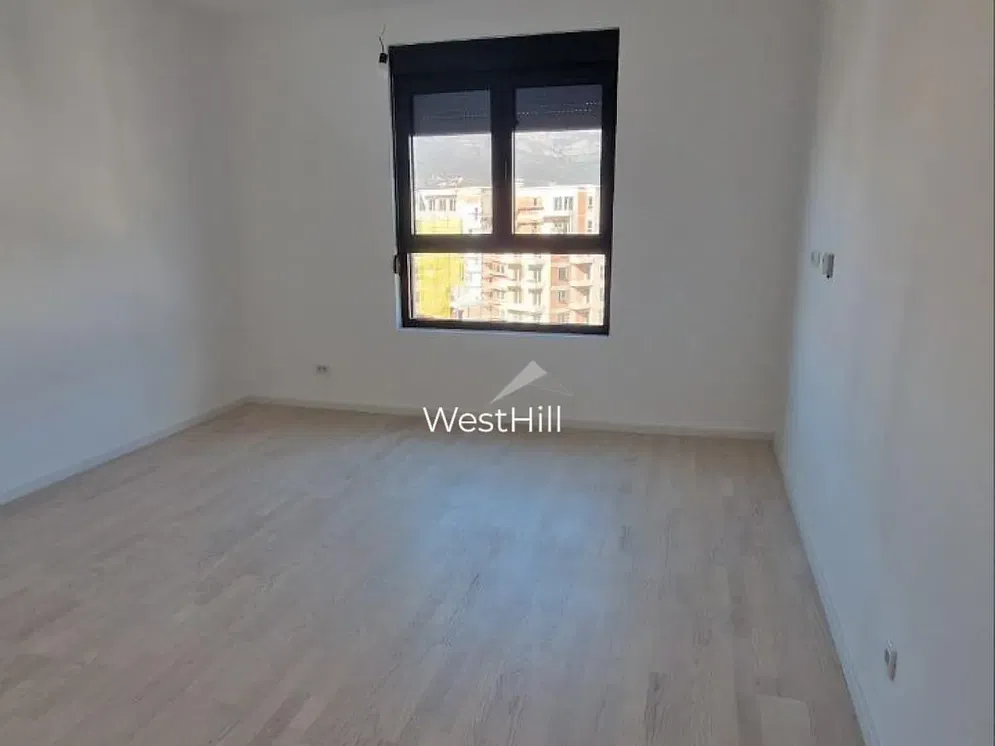 Keuken; keukenapparatuur, houten vloer, natuurlijk licht, moderne stijl