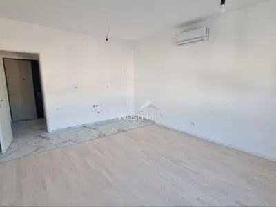 Woonkamer; houten vloer, natuurlijk licht, moderne stijl