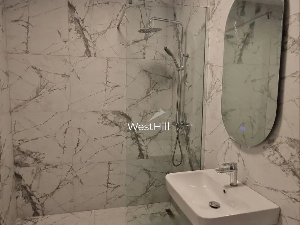 Keuken; keukenapparatuur, houten vloer, natuurlijk licht, moderne stijl