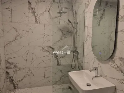 Keuken; keukenapparatuur, houten vloer, natuurlijk licht, moderne stijl