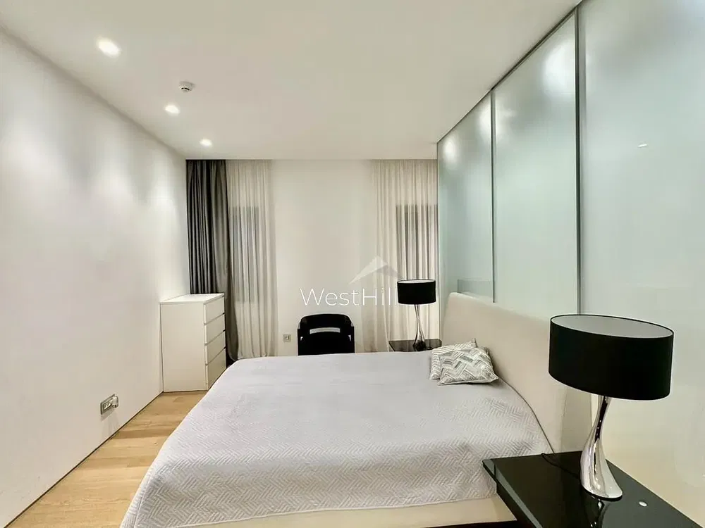 Keuken; keukenapparatuur, houten vloer, natuurlijk licht, moderne stijl