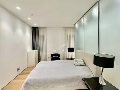 Keuken; keukenapparatuur, houten vloer, natuurlijk licht, moderne stijl