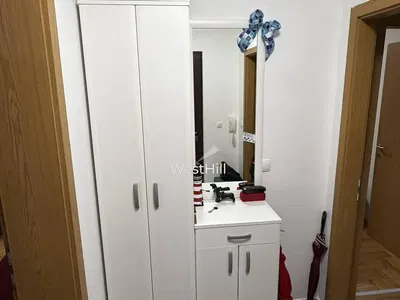 Küche; küchengeräte, holzboden, tageslicht, moderner stil