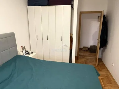Küche; küchengeräte, holzboden, tageslicht, moderner stil