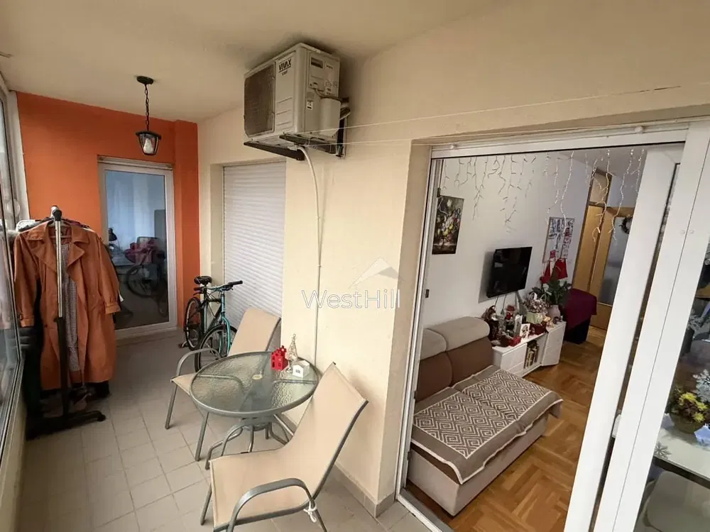 Küche; küchengeräte, holzboden, tageslicht, moderner stil