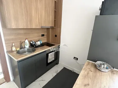 Keuken; keukenapparatuur, houten vloer, natuurlijk licht, moderne stijl