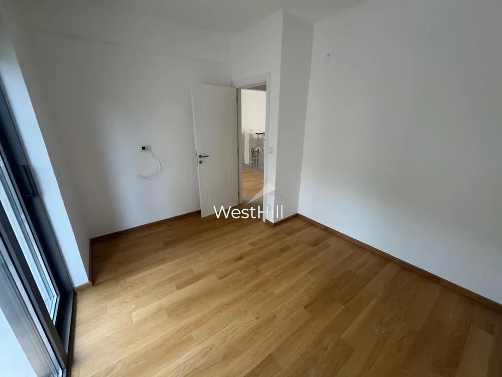 Küche; küchengeräte, holzboden, tageslicht, moderner stil