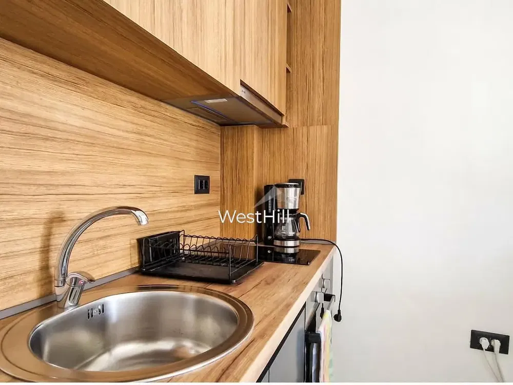 Keuken; keukenapparatuur, houten vloer, natuurlijk licht, moderne stijl