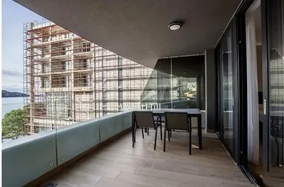 Küche; küchengeräte, holzboden, tageslicht, moderner stil