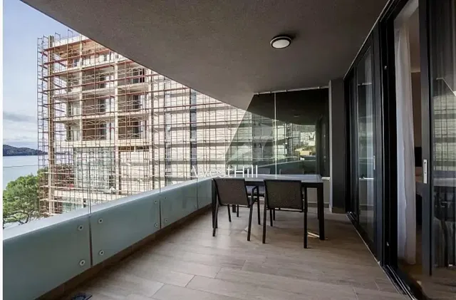 Küche; küchengeräte, holzboden, tageslicht, moderner stil