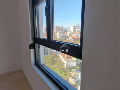 Keuken; keukenapparatuur, houten vloer, natuurlijk licht, moderne stijl