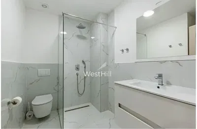 Wohnzimmer; holzboden, tageslicht, moderner stil