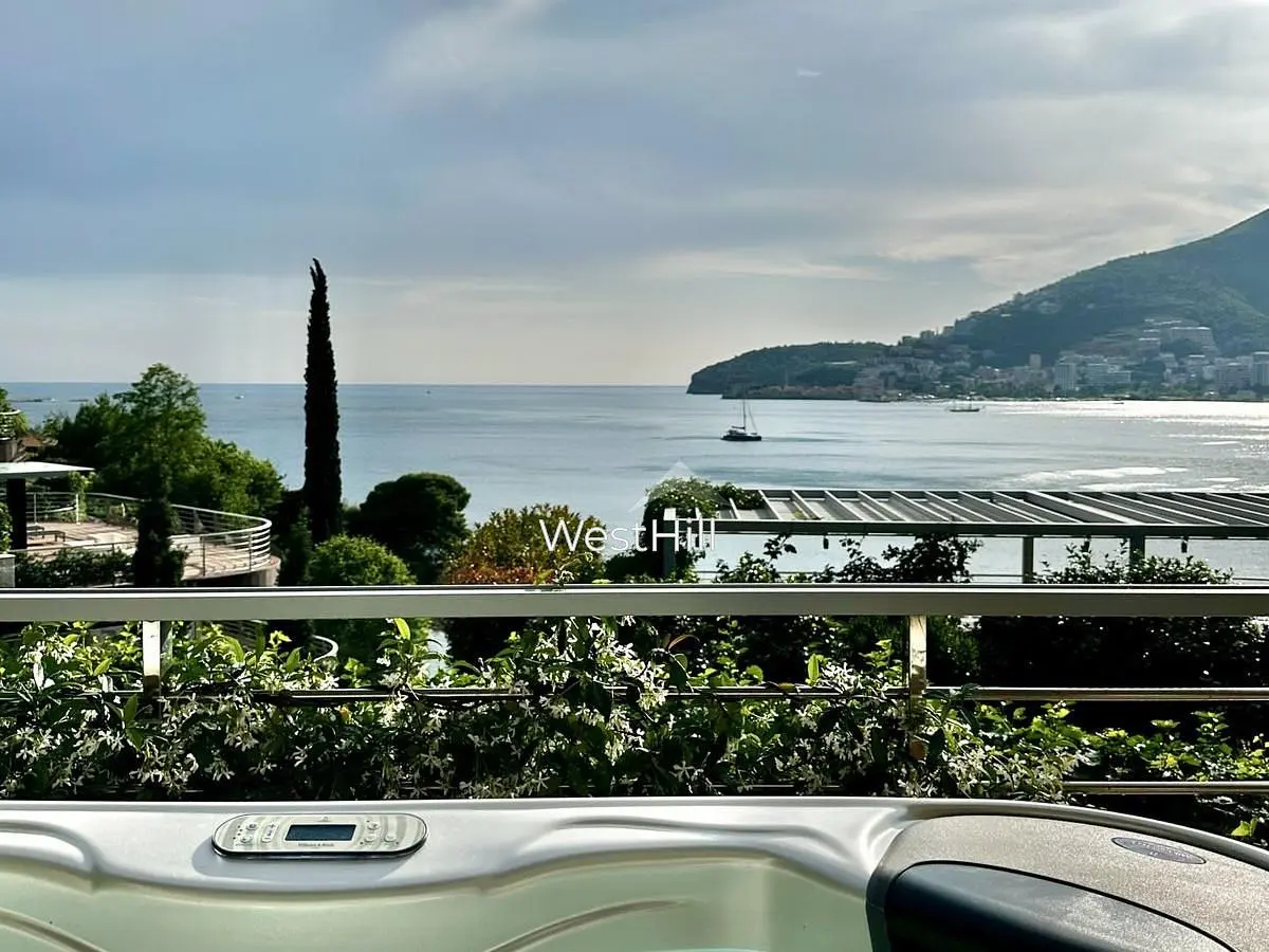 Woonkamer; houten vloer, natuurlijk licht, moderne stijl