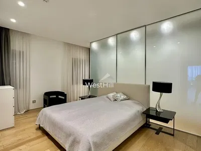 Keuken; keukenapparatuur, houten vloer, natuurlijk licht, moderne stijl