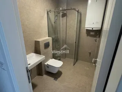 Küche; küchengeräte, fliesenboden, tageslicht, moderner stil