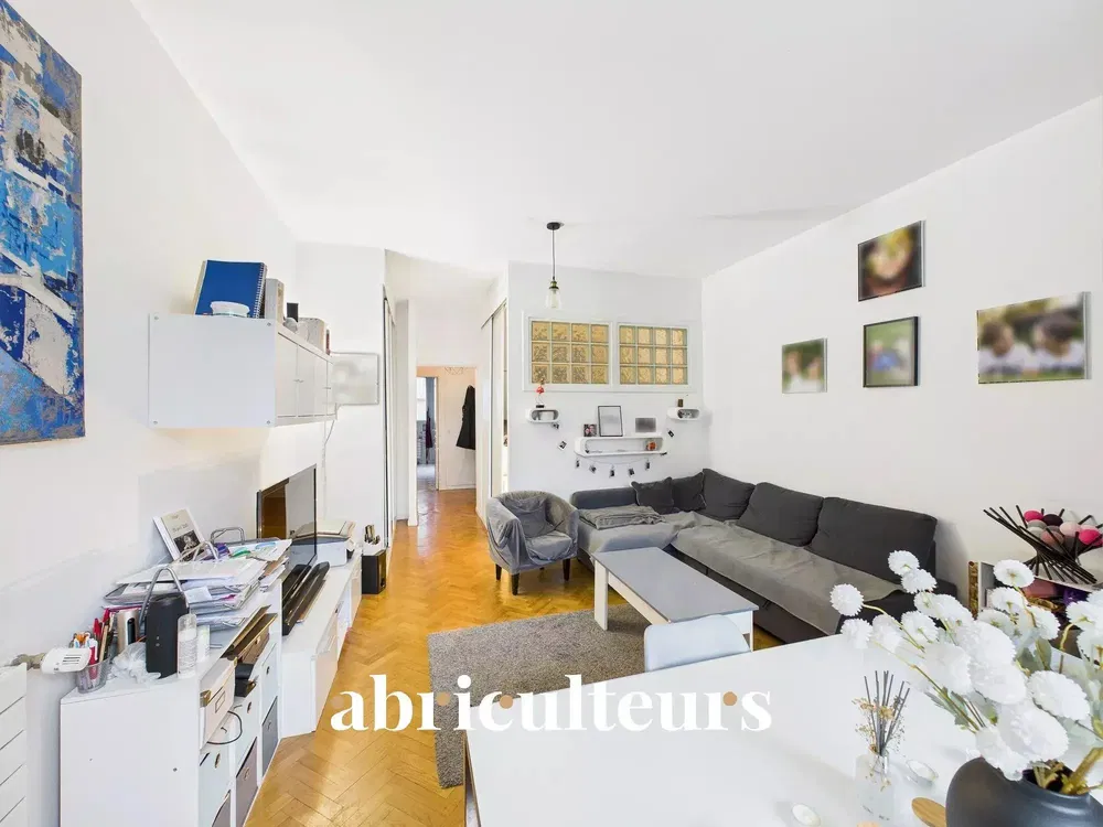 Cuisine; électroménager, parquet, lumière naturelle, style moderne