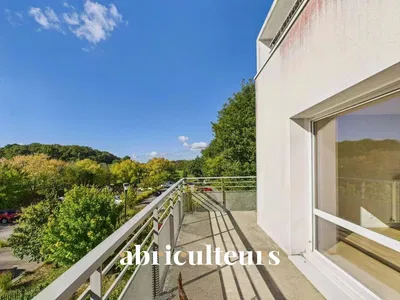 Κουζίνα; συσκευές κουζίνας, ξύλινο πάτωμα, φυσικό φως, μοντέρνο στυλ