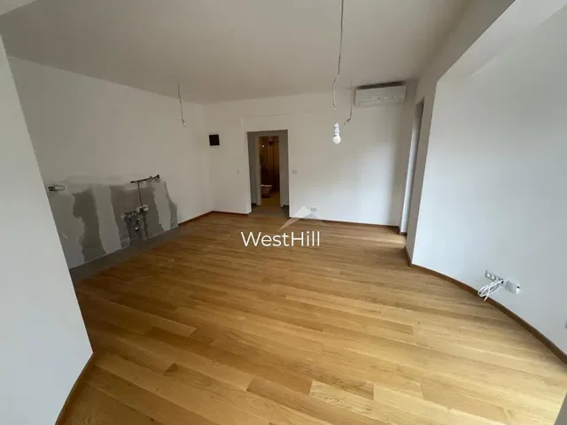 Küche; küchengeräte, holzboden, tageslicht, moderner stil