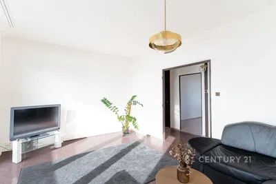 Кухня; кухненски уреди, дървен под, естествена светлина, модерен стил