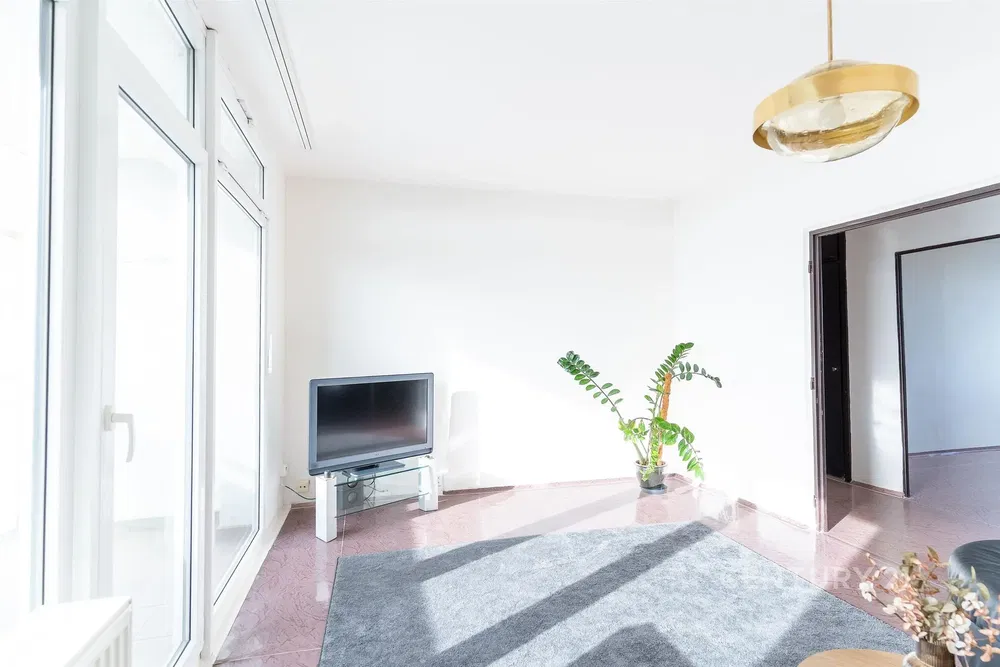 Кухня; кухненски уреди, плочки, естествена светлина, модерен стил