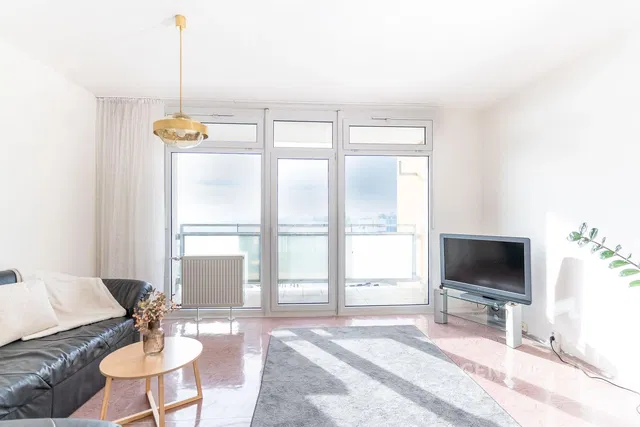 Cozinha; eletrodomésticos, chão de madeira, luz natural, estilo moderno