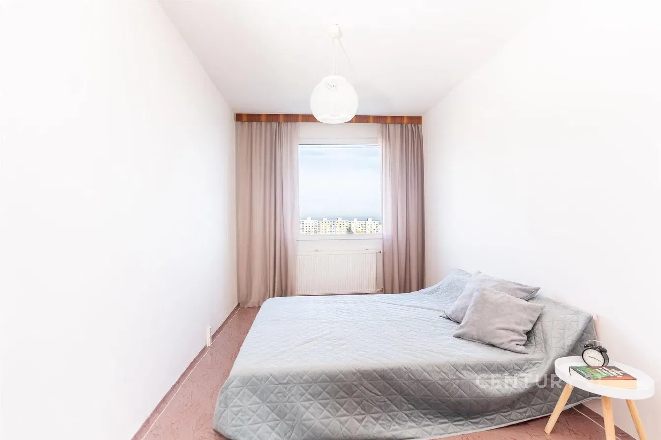 Кухня; кухненски уреди, дървен под, естествена светлина, модерен стил