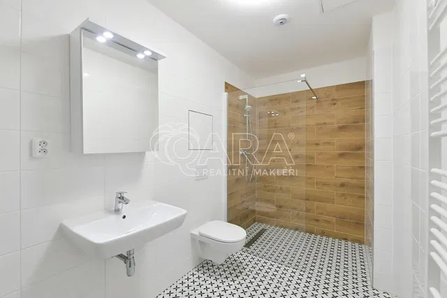 Living room; wood floor, natural light, modern style, high ceiling