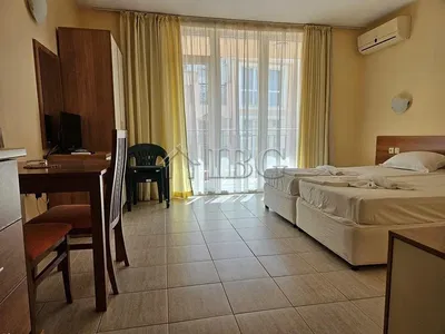 Kuchyňa; kuchynské spotrebiče, drevená podlaha, prirodzené svetlo, moderný štýl