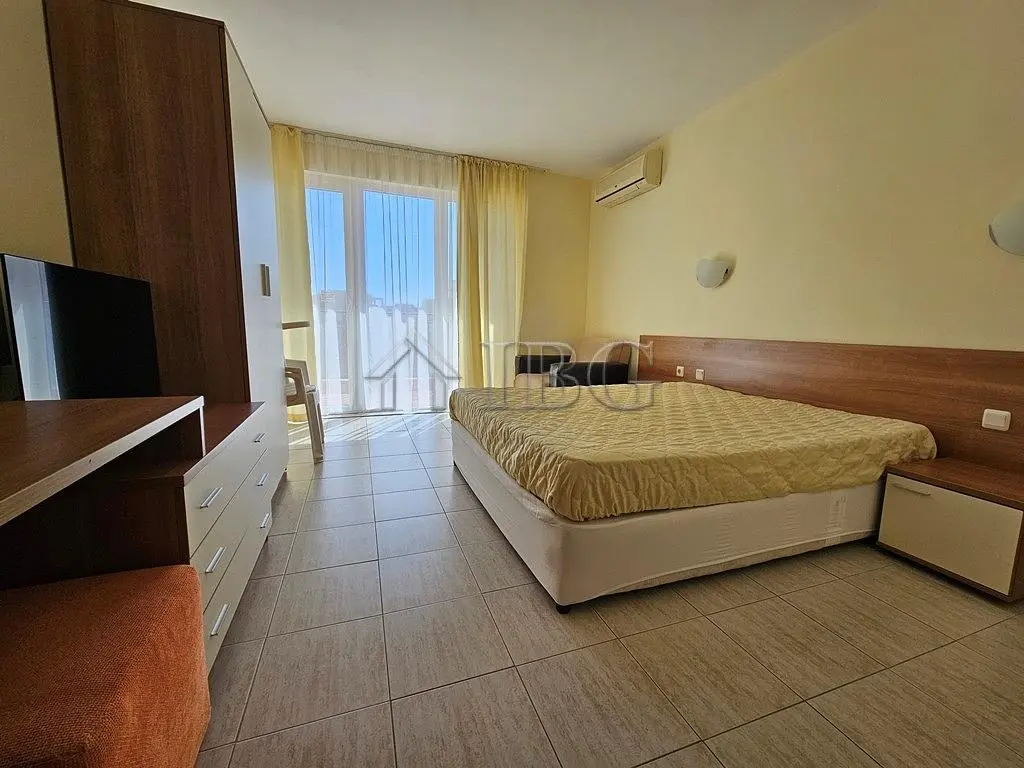 Kuchyňa; kuchynské spotrebiče, drevená podlaha, prirodzené svetlo, moderný štýl