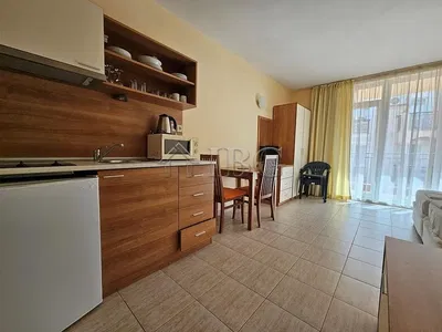 Kuchyňa; kuchynské spotrebiče, drevená podlaha, prirodzené svetlo, moderný štýl