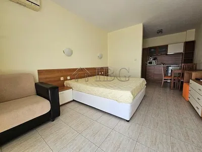 Kuchyňa; kuchynské spotrebiče, drevená podlaha, prirodzené svetlo, moderný štýl