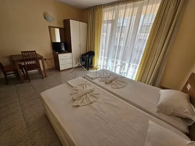 Kuchyňa; kuchynské spotrebiče, drevená podlaha, prirodzené svetlo, moderný štýl