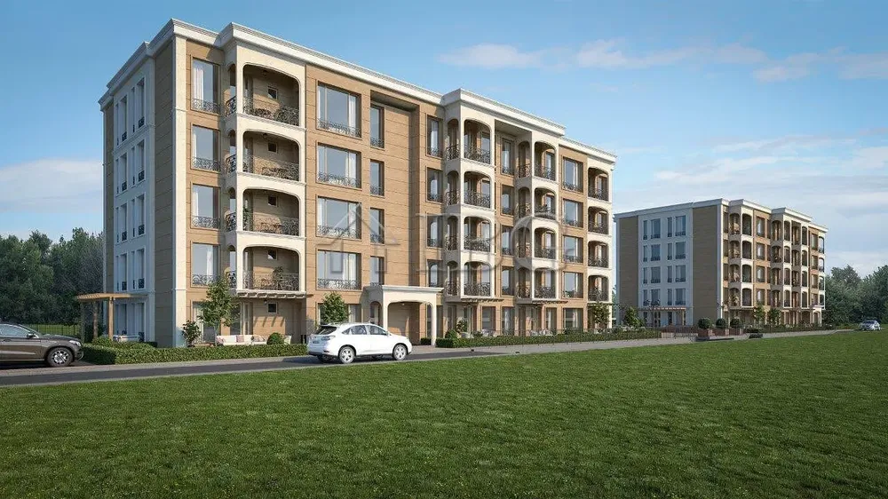 Kuchyňa; kuchynské spotrebiče, drevená podlaha, prirodzené svetlo, moderný štýl